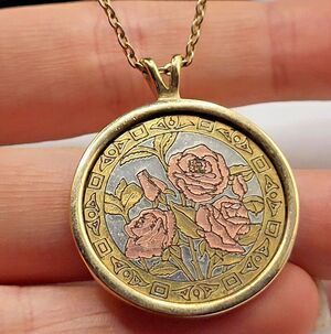 Amway Tritone Damascene Round Rose Pendant Necklace Vintage Jewelry 16in
